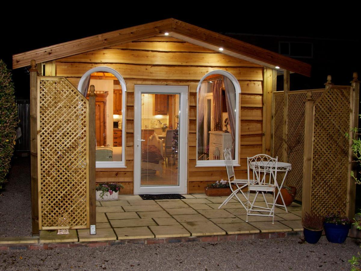 Formby Pinewood Studio Bed and Breakfast Esterno foto
