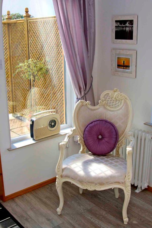 Formby Pinewood Studio Bed and Breakfast Esterno foto