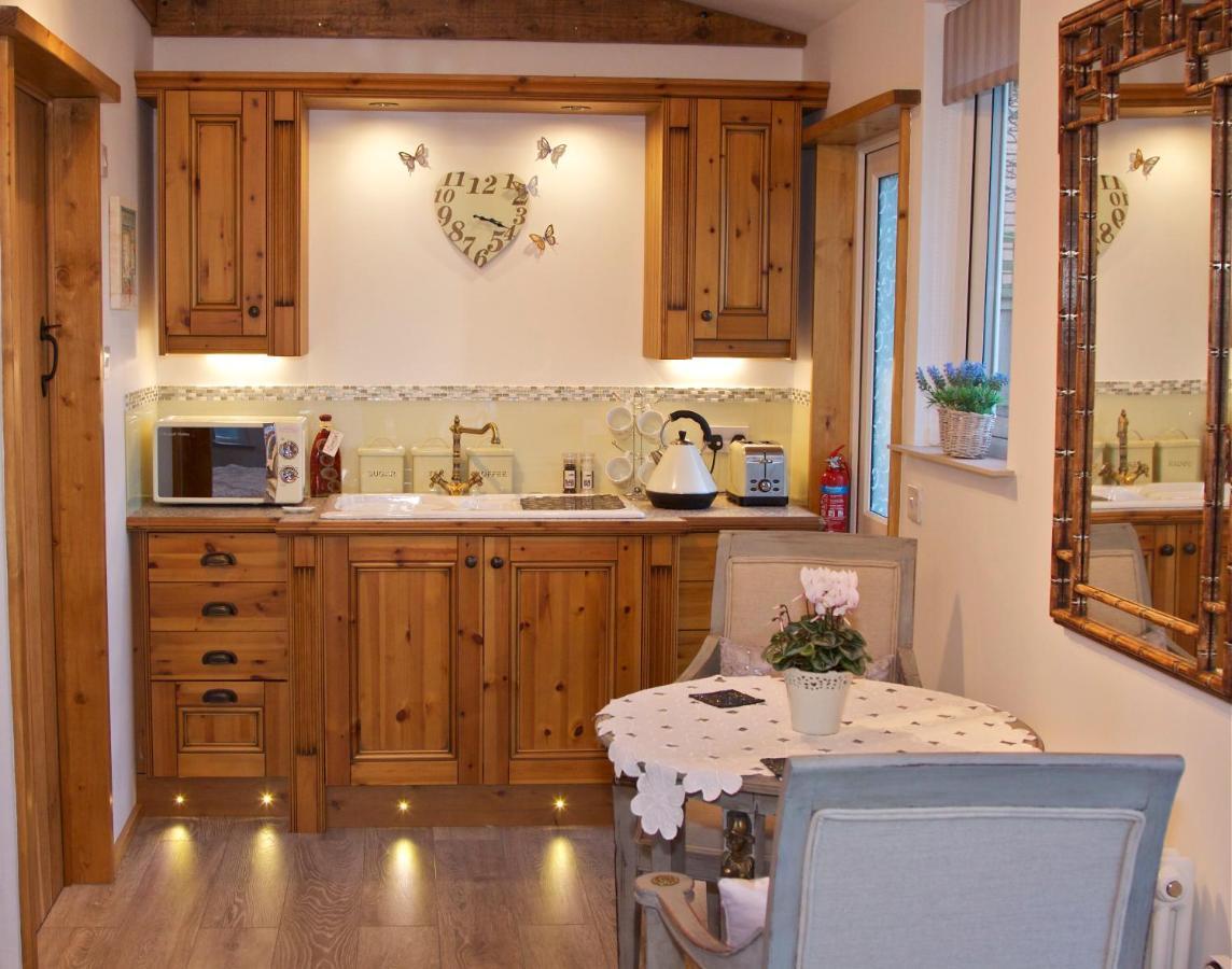 Formby Pinewood Studio Bed and Breakfast Esterno foto