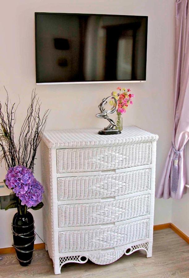 Formby Pinewood Studio Bed and Breakfast Esterno foto
