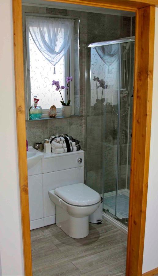Formby Pinewood Studio Bed and Breakfast Esterno foto